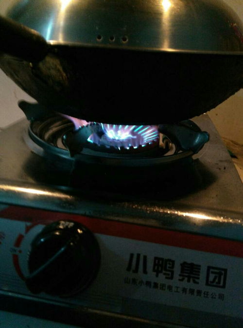 如图,我家里刚开始用液化气炉子做菜,怎么没烧几分钟,炉头就红红的了 都不怎么敢用了 请问,炉头烧红